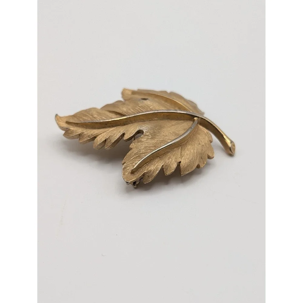 Trifari Signed Gold‎ Tone Brushed Maple Leaf Brooch Pin Textured Vintage 2
